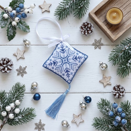 Cross-stitch kits three-dimensional decoration Frosty Ornament (Winter tale), AHT-003  від Абрис Арт - купити з доставкою ✿ Найкраща ціна від виробника ✿ Оптом та в роздріб ✿ Придбати Cross stitch kits to create 3D decoration