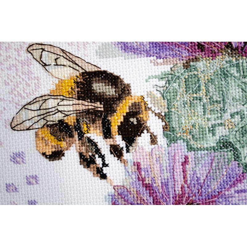 Cross Stitch Kit "Hunting for nectar"