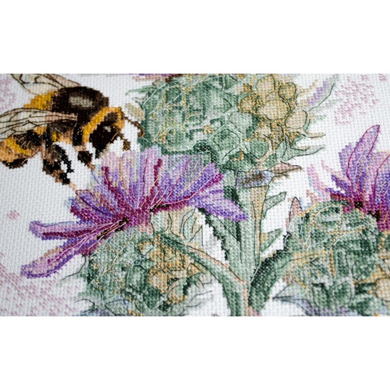 Cross Stitch Kit "Hunting for nectar"
