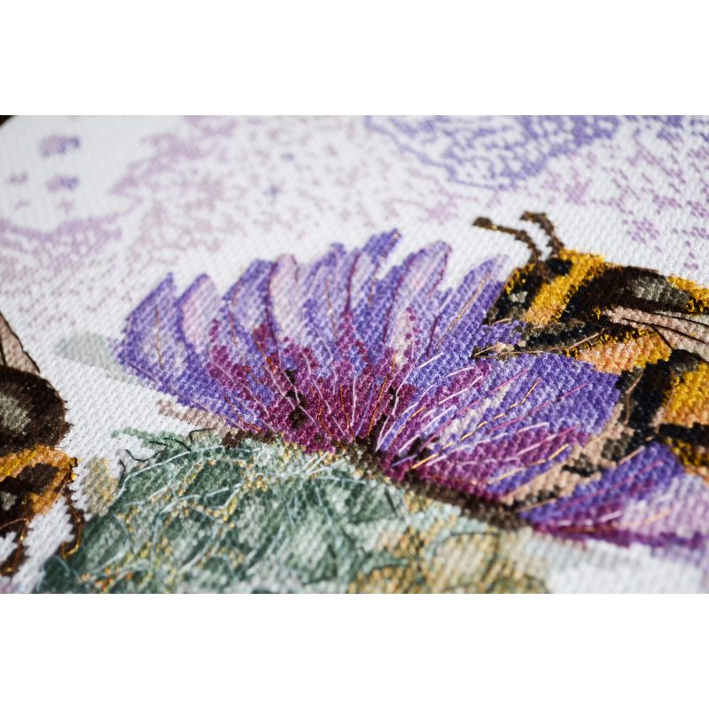 Cross Stitch Kit "Hunting for nectar"