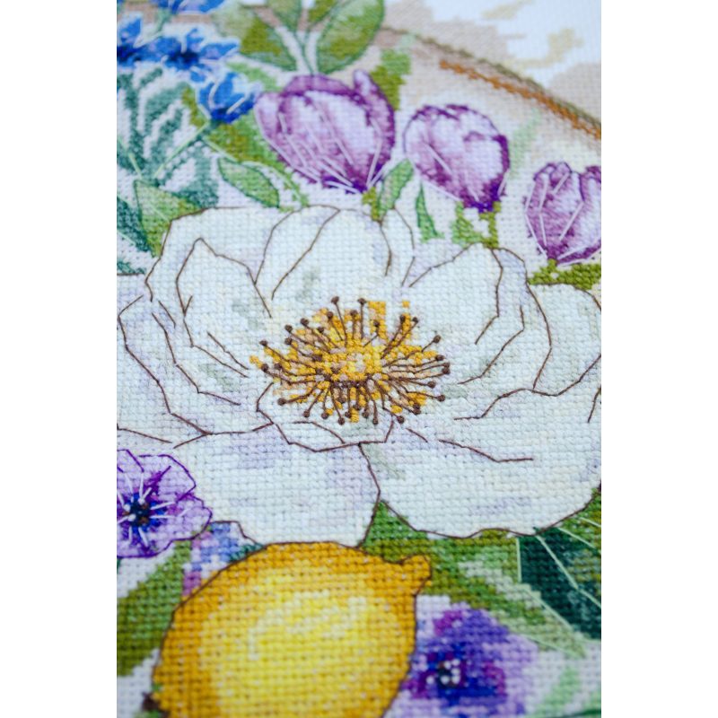 Cross Stitch Kit "A floral moment"